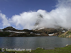 DSCN5690: Geisspfadsee und Rothorn mit Nebelschwaden