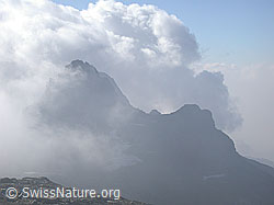 DSCN6301: Grampielhorn, von Nebel und Wolken umgeben