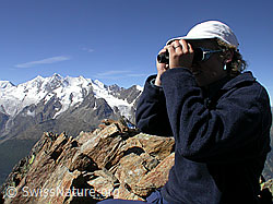 F000281: Mensch mit Fernglas auf dem Gipfel