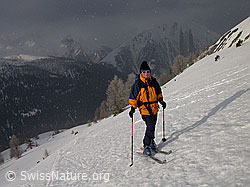 F002159: Skitourenfahrerin mit dunklen Wolken