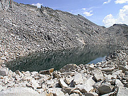 F005613: Geröllandschaft mit Schwarzsee