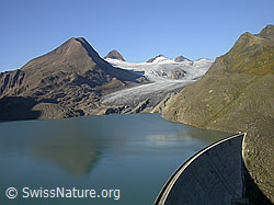 Foto: Griessee mit Staumauer und Spiegelung