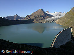 Foto: Berglandschaft mit Spiegelung im Stausee