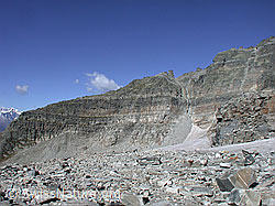 F007276: Geröll und Grat mit Felsbändern