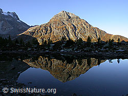 F007347: Klare Spiegelung einer Pyramide in stillem Bergsee