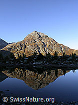 F007348: Spiegelglatter Bergsee mit Spiegelung einer Bergpyramide