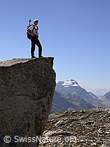 F007467: Alpinistin auf Felsvorsprung