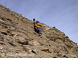 F008573: Person beim Abklettern einer kurzen Felsstufe