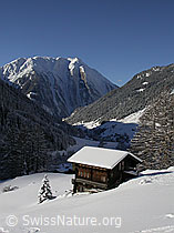 F009183: Ferienhaus in tief verschneiter Berglandschaft