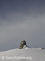 F009270: Steinmann im Schnee auf Gipfel der Sieben Hengste