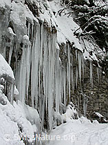 F009358: Eiszapfen an Felswand