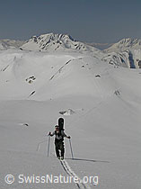 F009860: Schneeschuhläufer mit Snowboard am Rücken