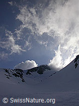 F010107: Wolkenfetzen und Schneefahnen