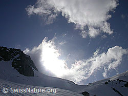 F010120: Sturm mit Wolkenfetzen und Schneefahnen