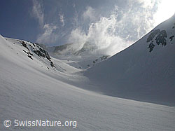 F010125: Sturm mit Wolkenfetzen und Schneefahnen