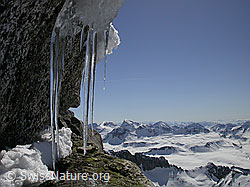 F010209: Fels mit Eiszapfen und Berglandschaft in Italien