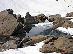 F010956: Zantmärjelesee: Aufgefrorener Uferbereich
