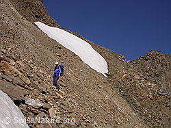 F012628: Bergsteigerin im Abstieg vom Strahlgrätpass