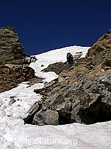 F012682: Ofenhorn: Alpinistin steigt durch Eggerscharte