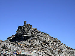 F013995: Steinmänner auf Gipfel des Fanellhorn