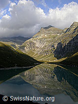 F014424: Morgenstimmung an Bergsee mit klarer Spiegelung