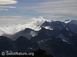 F017189: Bergketten mit anstossenden Wolken