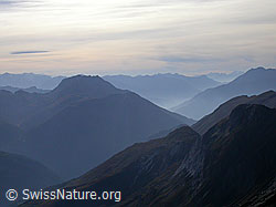 F017211: Berge, feine Nebelschicht, leichte Bewölkung