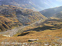 F017219: Turbealp in Herbstfarbe und Bach im Hochtal