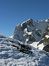 F021658: Schneeschuhe auf dem Ankestock