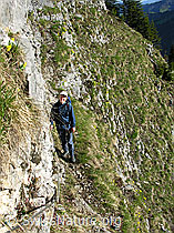 F022779: Alpinistin in gesichertem Quergang