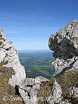 F022820: Gratlücke am Hohgant. Aussicht ins Emmental und Mittelland