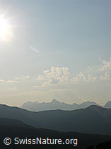 F023074: Morgenstimmung mit Konturen der Berglandschaft