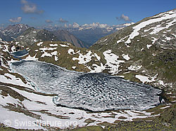 F024219: Eisbedeckter, tauender Geisspfadsee, Binntal