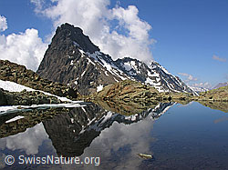 F024232: Spiegelglatter Bergsee mit Spiegelung eines Felsmassivs