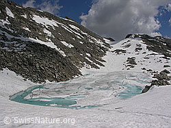 F024273: Bergsee mit Eis und auftauendem, türkisfarbenem Ufer