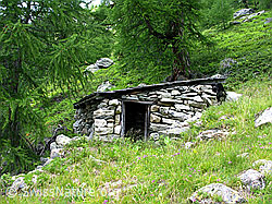 F026071: Idyllisch gelegene Steinhütte