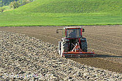 F027325: Traktor auf Ackerland