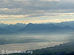 F029452: Luftaufnahme Berge und See mit Wolkenstimmung