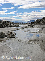 F030375: Bergbach mit sandigem Ufer in Schwemmebene