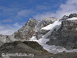 F030384: Leicht verschneites Ofenhorn mit Hängegletscher