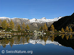 F030621: Bergsee mit Spiegelung der Herbstlandschaft