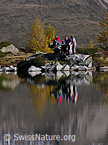 F030635: Familie an Bergsee mit Spiegelung