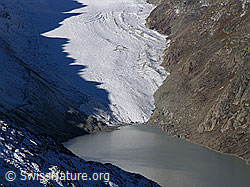 Photo: Gezackter Felsgrat spiegelt sich als Schattenbild im Schnee