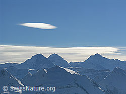 F032951: Geschliffene Wolke über Eiger, Mönch, Jungfrau