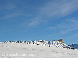 F033081: Wachthubel: Verschneites Felsmassiv mit Schibengütsch