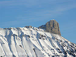 F033102: Furchen in schneebedecktem Felsmassiv des Schibengütsch