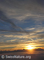 F033148: Nebelmeer und Sonnenuntergang hinter Bergkette