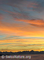 F033159: Abendrot über Bergkette und Nebelmeer