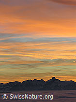 F033160: Abendstimmung mit Abendrot über dem Stockhorn und Nebelmeer