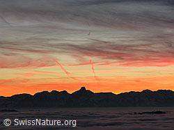 F033171: Abendrot in bewölktem Himmel über dem Stockhorn mit Nebelmeer